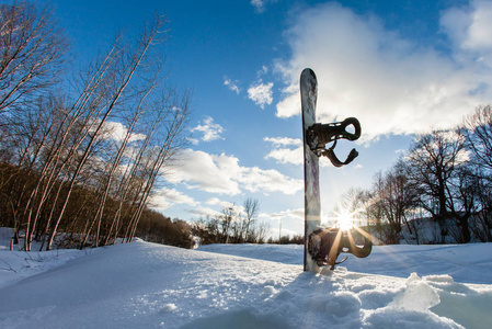滑雪坡 滑雪板和蓝色天空