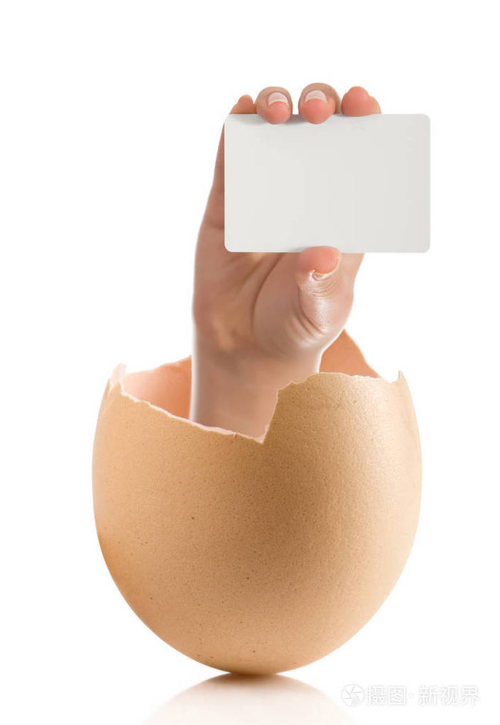 孤立在白色背景上的破蛋的手