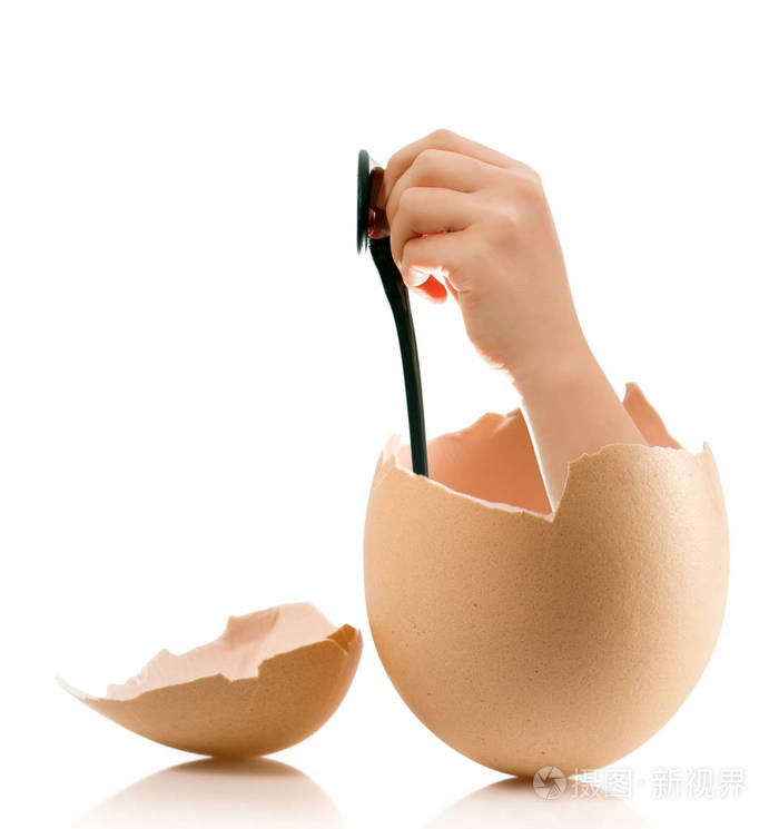 孤立在白色背景上的破蛋的手
