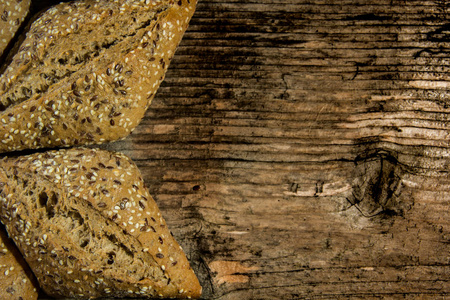 面包在质朴的木头上。文本的自由空间。顶视图