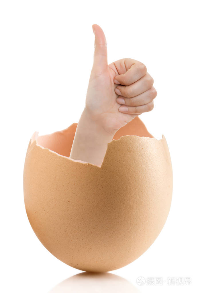 孤立在白色背景上的破蛋的手