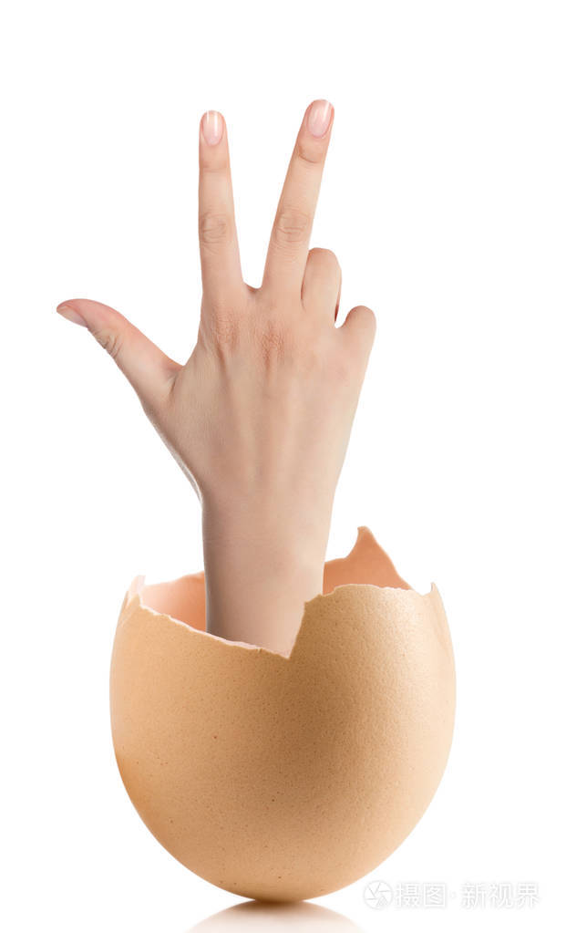 孤立在白色背景上的破蛋的手