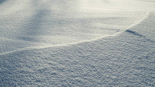 在阳光下的雪的纹理