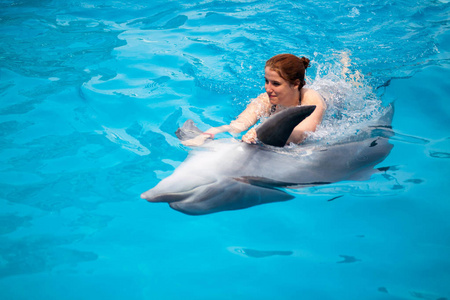 女孩和海豚图片