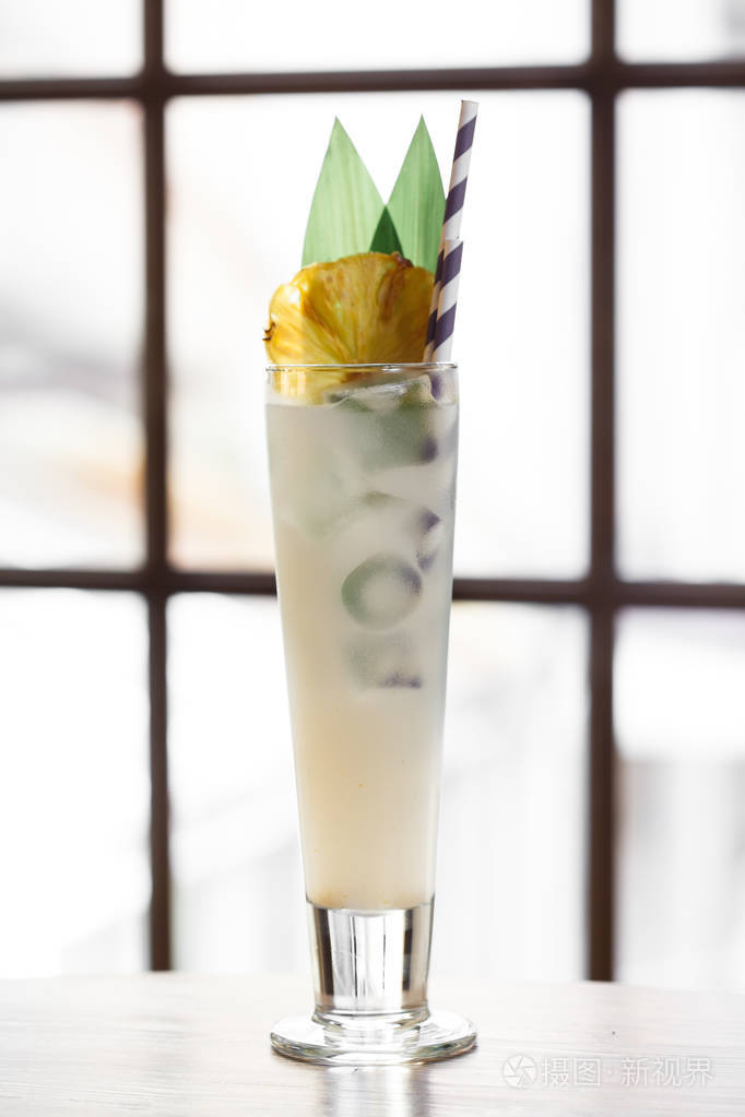 椰林飘香鸡尾酒在窗前的木桌上