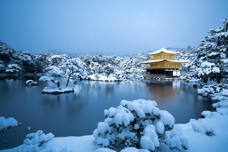 日本的金阁寺和雪景观，京都，旅游