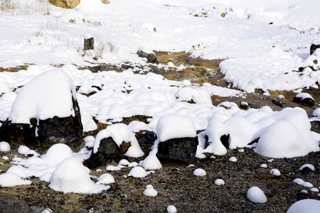 在薄雾中的石头和雪登别温泉特写镜头