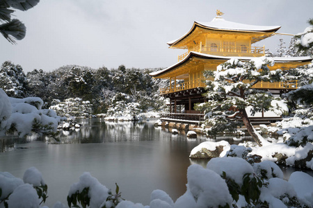 日本的金阁寺和雪景观，京都，旅游