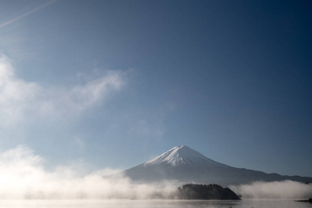 在河口湖，山梨县，旅游的日本富士山和蓝天