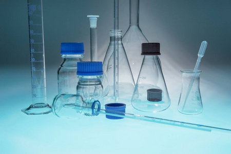 在蓝色的桌子上的玻璃实验室仪器