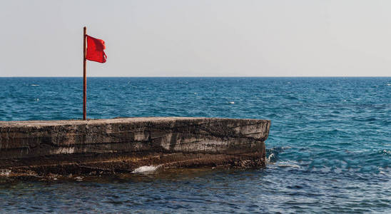 在海的红旗墩