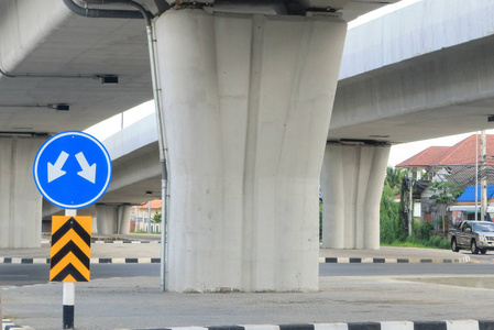 在立交桥下的道路上的交通标志