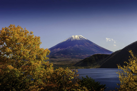 本栖湖湖的富士山