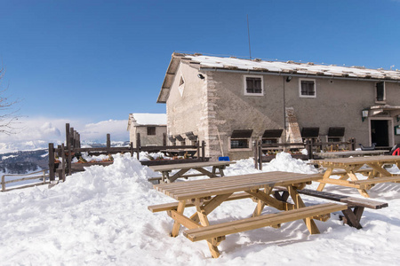 在依山伴雪小屋