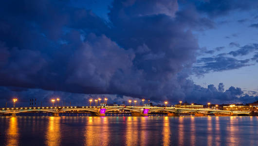夜晚的景观，如河和桥在圣彼得斯堡