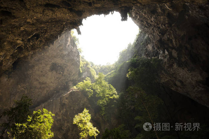 阳光透过泰国的一个洞穴洞