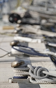 意大利 西西里 玛丽娜迪拉古 护柱和航海绳索在港口