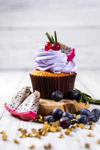 巧克力蛋糕。纸杯蛋糕。浆果 水果 草莓的蛋糕。顶级 view.colorful 蛋糕，可口的蛋糕，多彩奶油，糖果，蛋糕与夏季