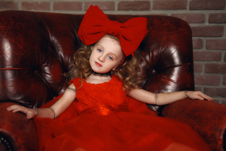 可爱的女孩在木偶看人体彩绘.年轻女子充当一个娃娃照片