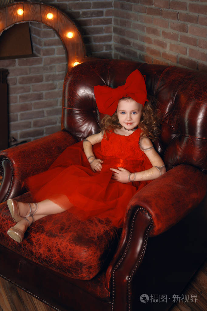 可爱的女孩在木偶看人体彩绘.年轻女子充当一个娃娃