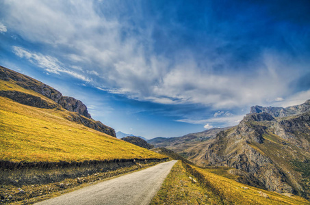 直空公路通往 Xinalig 村。大高加索山脉和国家路与蓝色多云的天空和黄色草的美丽景观。阿塞拜疆 Guba 性质
