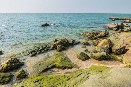 岩石 大海和蓝天Bangsaen 海滩，考山姆梨木，Chonb