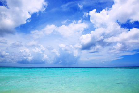 加勒比海和蓝蓝的天空