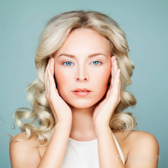 仕女画的美丽的女人金黄色的头发和完美的脸