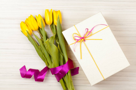 浪漫的郁金香花束及礼品盒