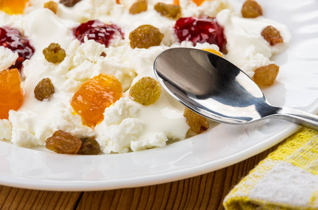 酸奶葡萄干奶酪和酸奶, 葡萄干和堵塞的特写照片