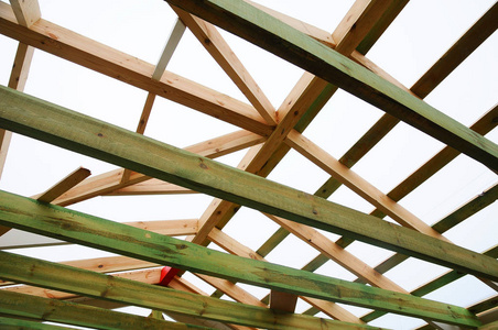 安装的木梁施工在房子的屋顶桁架系统