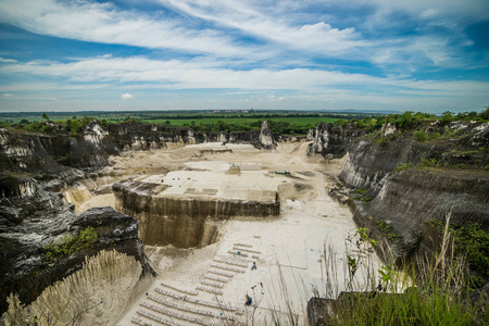 在印度尼西亚马都拉岛果阿卡普尔采石场照片