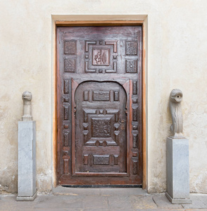 木老人刻装饰的门和石墙图片