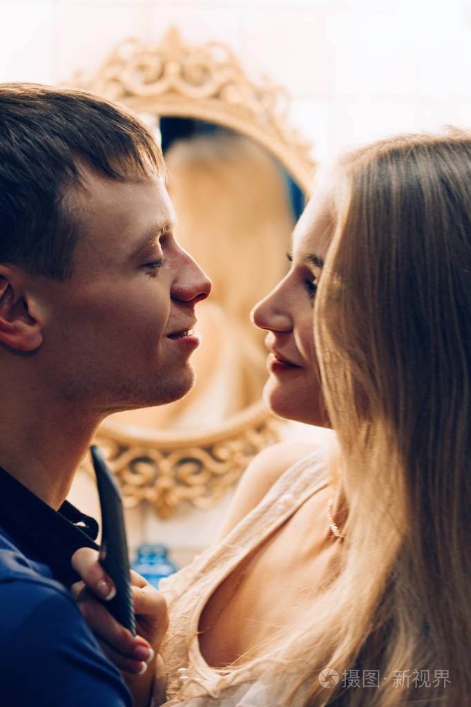 在浴室的镜子中拥抱的恩爱夫妻生活方式夫妻互相爱着对方