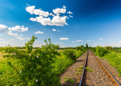 在遥远的农村地区的风景铁路在春天, 在东欧