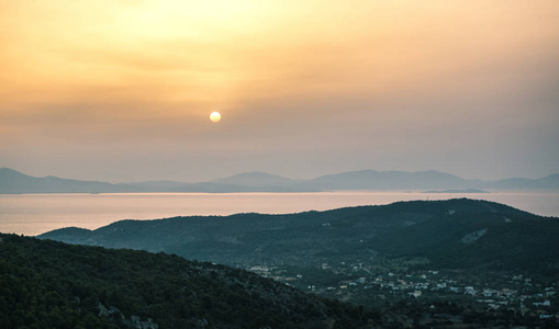 山和海希腊埃伊纳岛上的日出