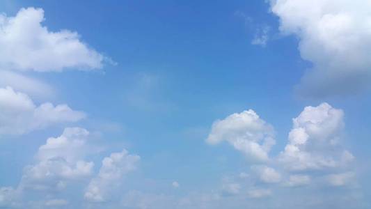 柔软的白云与湛蓝的天空