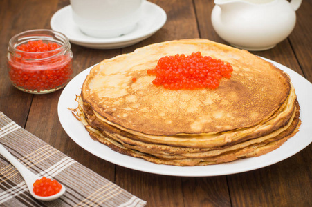 与红鱼子酱的煎饼。俄罗斯菜。平躺。谢肉节。木制的背景。特写