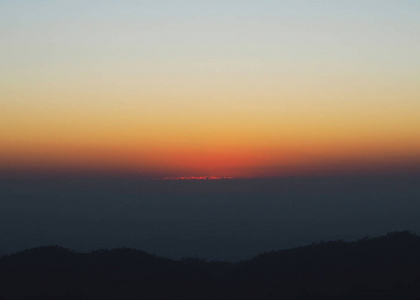 日出前的戏剧性天空和山脉背景