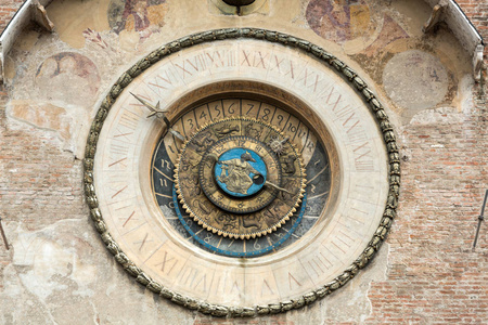 宫德拉久内宫与老爹 dellOrologio 钟楼。曼图亚，意大利