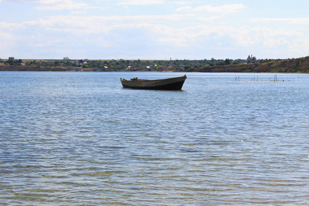 破旧的渔船停泊在沙岸上附近海域