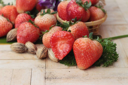 新鲜的草莓味道鲜美木背景图片