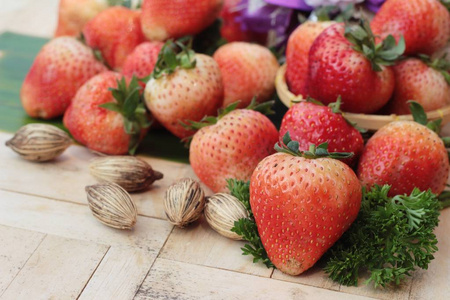 新鲜的草莓味道鲜美木背景