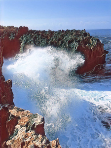 大浪在岩石上破裂。巨大海洋动力的数字插图