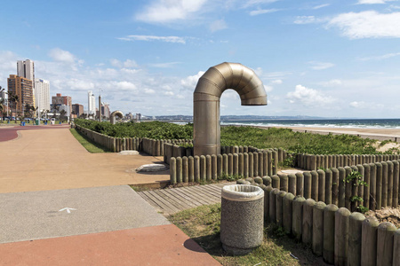 对沿海城市天际线的空铺的长廊