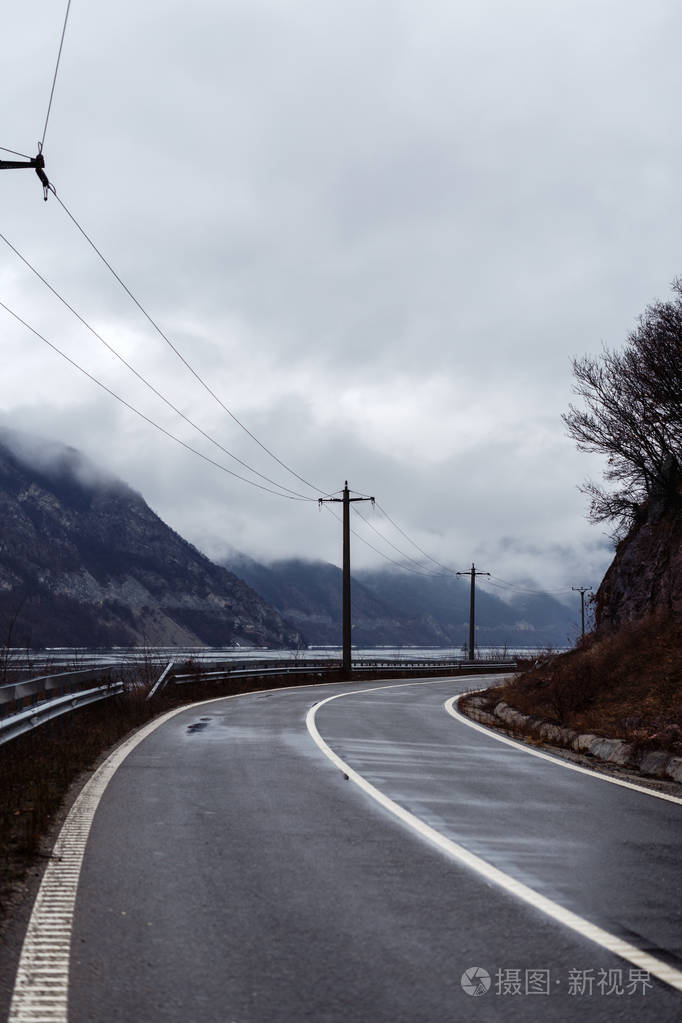 美丽的山道路上一个下雨天