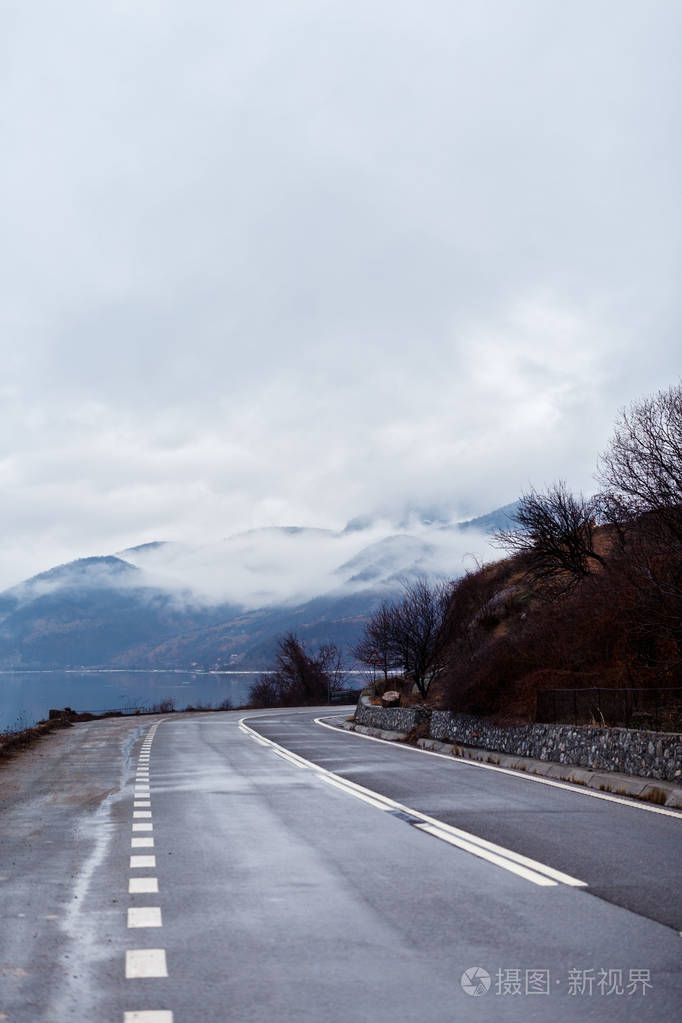 美丽的山道路上一个下雨天