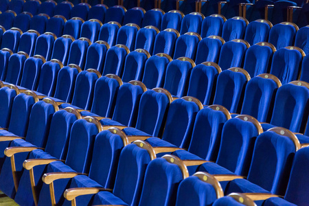 蓝色里一排排座位的礼堂。剧院 电影院或马戏团