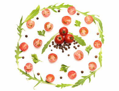 新鲜的蔬菜 五香粉 樱桃番茄和芝麻菜上白色孤立
