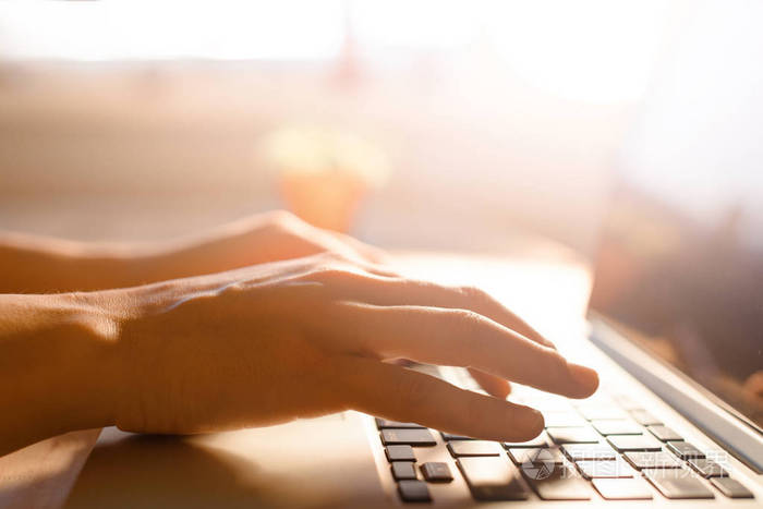 笔记本电脑键盘上打字的手